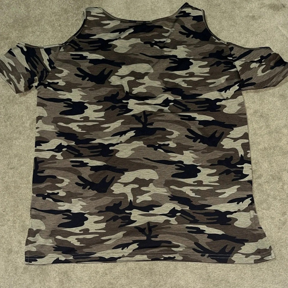 Woman's size Large cold shoulder camo top - Picture 2 of 3